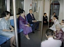 ภาพหาชมยาก ในหลวง ร.9-พระราชินี เสด็จโดยรถไฟฟ้า พิธีเปิดรถไฟฟ้าใต้ดินปี 47