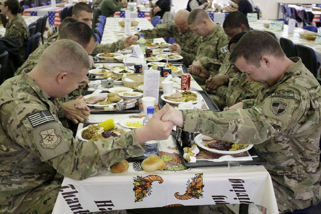 มาดู ทหารอเมริกัน ฉลองวันขอบคุณพระเจ้าในค่ายทหารกัน