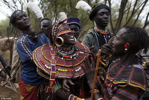 สะเทือนใจ!! สาวชนเผ่าในเคนย่า มีค่าเท่ากับแพะ 20 ตัวและอูฐ 3 ตัว