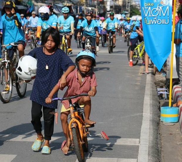 ได้ใจชาวเน็ต!!!ภาพสองพี่น้อง ผลัดกันปั่น Bike For Mom