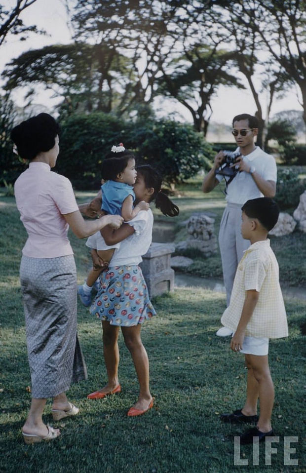 รวมพระอิริยาบถพร้อมหน้าพร้อมตาในพระราชวัง ร.9 พระราชินีและพระบรมวงศานุวงศ์