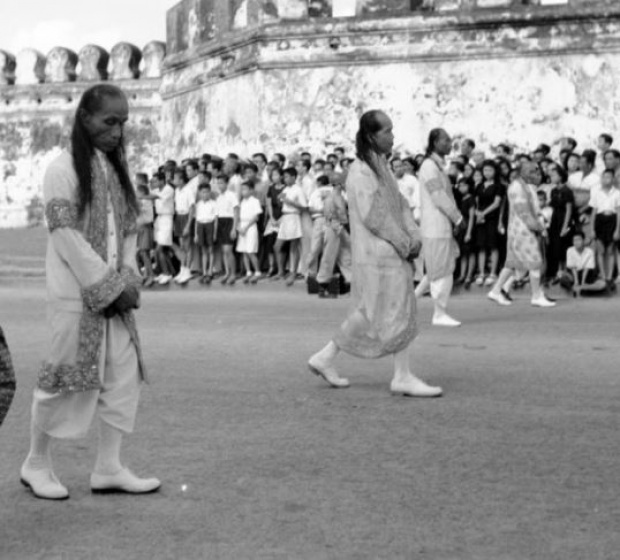 ภาพหาชมยาก!! พราหมณ์สยาม หน้าขบวนพระอิสริยยศ พระบรมโกศในหลวงร.๘ เหตุใดต้องปล่อยผมสยาย?