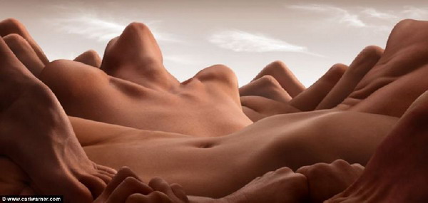 งามศิลป์! ช่างภาพเจ๋ง ออกแบบเรือนร่างเปลือยให้กลายเป็นแนวทะเลทราย
