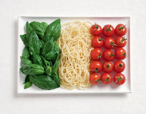 ธงอิตาลี ทำจากโหระพา พาสต้า และมะเขือเทศ