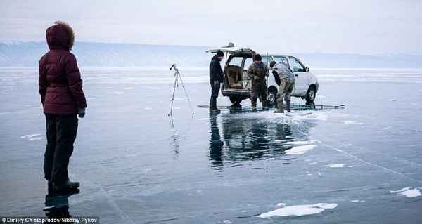 เชฟโรเลตทำหรู แล่นข้ามแผ่นน้ำแข็งร้าวในทะเลสาบ 