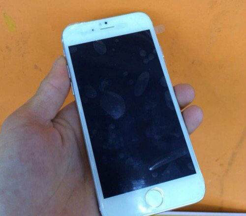 หลุดตัวจริง? เครื่องต้นแบบ iPhone 6 สีเงิน