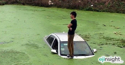 ชิลไปนะ หนุ่มจีนทำเก๊กนิ่งเมื่ออยู่ในสถานการณ์ระทึกรถจมกลางแม่น้ำ
