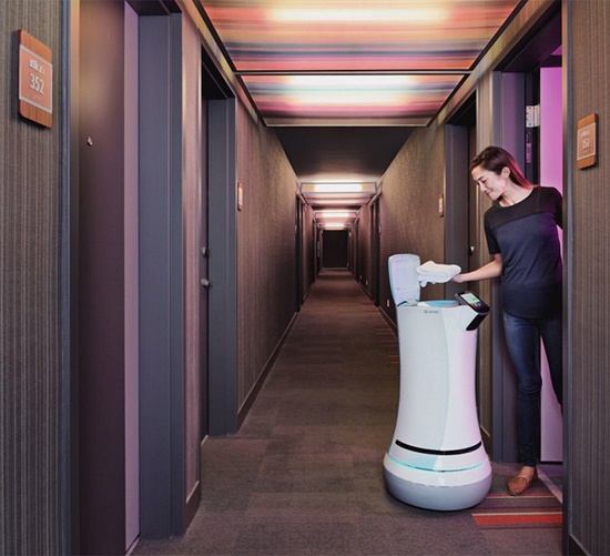 ยินดีต้อนรับครับเจ้านาย! โรงแรมในอเมริกาใช้หุ่นยนต์เสิร์ฟของตามห้อง