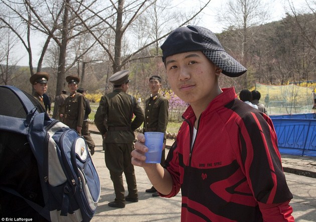 ทางการเกาหลีให้เหตุผลที่ต้องลบภาพนี้คือวัยรุ่นคนนี้สวมหมวกหันผิดทางและมีทหารติดอยู่ในภาพ