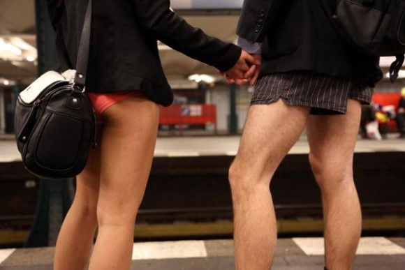หนุ่มสาวรวมตัว ถอดกางเกงขึ้นรถใต้ดิน!!?