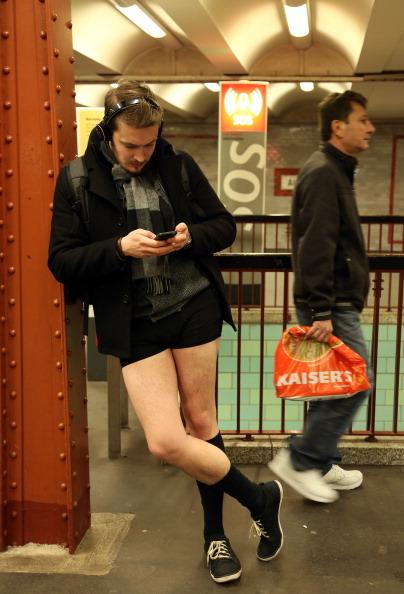หนุ่มสาวรวมตัว ถอดกางเกงขึ้นรถใต้ดิน!!?