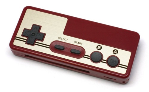 แบตเตอรี่สำรองในแบบจอยสติ๊ก Famicom พร้อม Card Reader
