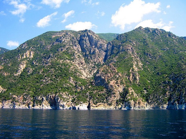 เมานต์แอทอส (Mount Athos) ภูเขาศักดิ์สิทธิ์ที่สตรี-เด็กห้ามเข้า