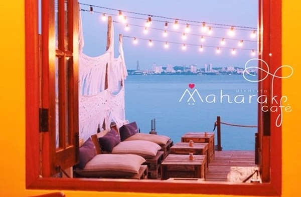 Maharak Cafe คาเฟ่ฮิตริมทะเลเกาะล้าน บรรยากาศหวานชวนฝัน