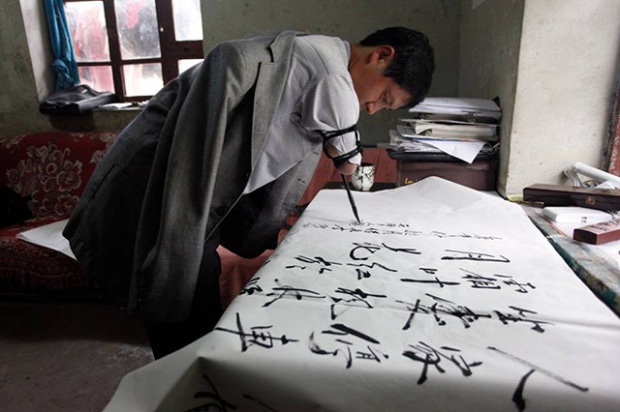 ชาวเน็ตแห่ชื่นชม..ครูจีนแขนด้วนสอนหนังสือเด็กๆมากว่า 12 ปี