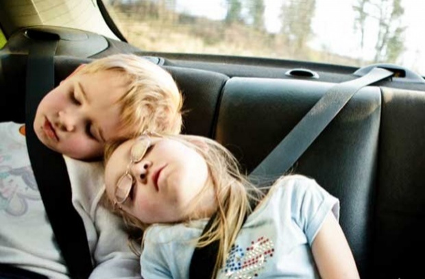 ที่จริงแล้ว การนอนที่เบาะนั่งหลังรถ ปลอดภัยไหม?