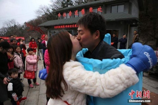 วันของสตรีในประเทศจีน สามีแต่งเป็นกระสอบทรายให้ภรรยากระหน่ำ