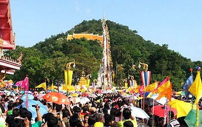 งานประเพณีตักบาตรเทโว จังหวัดอุทัยธานี