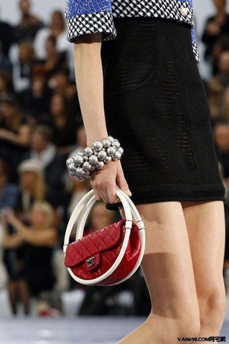 ล้ำๆ กับ Hula Hoop Bag จาก Chanel