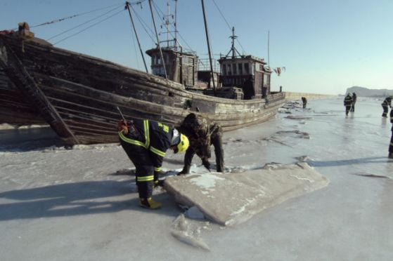 จีนหนาวสุดรอบ28ปีเรือค้างกลางน้ำแข็ง 