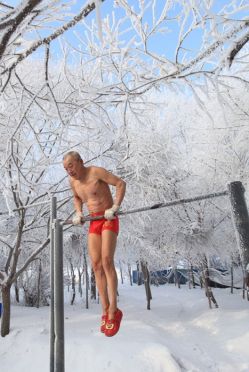 สุดเฟิร์ม! ปู่จีนวัย 77 ออกกำลังกายกลางอากาศหนาวเหน็บ