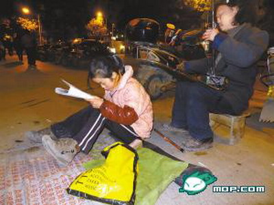 ชีวิตวณิพก สาวจีน 14 ปี ทำการบ้าน รอพ่อเล่นดนตรีแลกตังค์ 