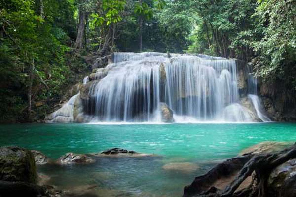 สัมผัสสายน้ำสีมรกตที่เอราวัณ.