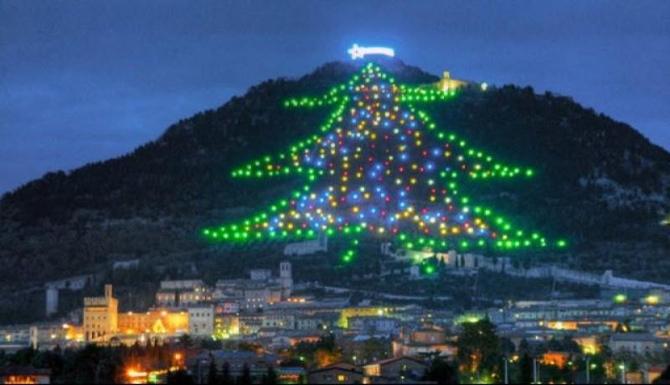 อิตาลีได้ฤกษ์จุดไฟต้นคริสต์มาสที่ใหญ่ที่สุดในโลก