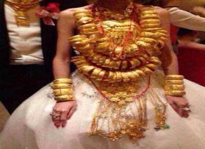 ชาวเน็ตจีนฮือฮา “เจ้าสาวหุ้มทอง”ใส่ทองเข้าพิธีแต่งงานหลายสิบกิโล