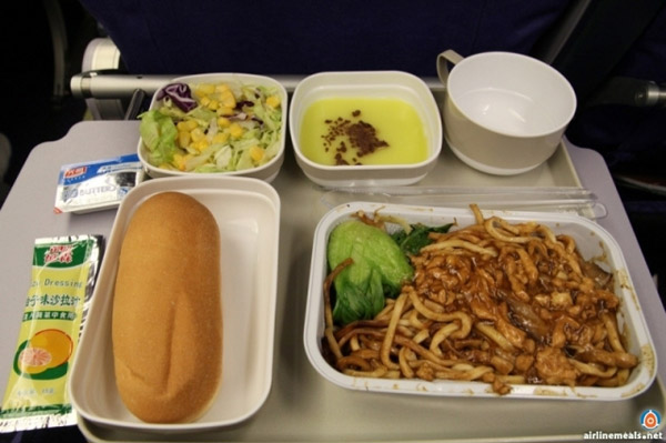 10 อันดับอาหารบนเครื่องบินที่ดีที่สุดในโลก