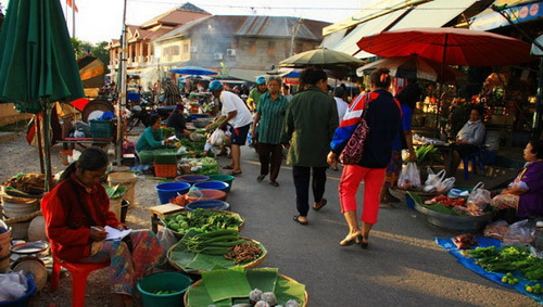 10 ตลาดเช้าน่าเดิน อร่อยเริ่ดที่สุดในเมืองไทย