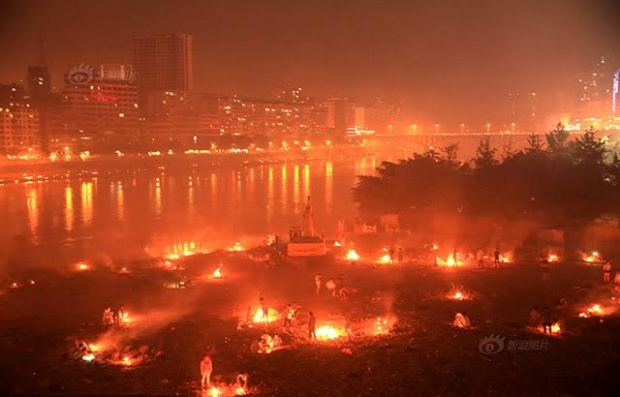 ชาวบ้านแห่เผากระดาษวัน “สารทจีน” ควันพิษคลุ้งทั้งเมือง