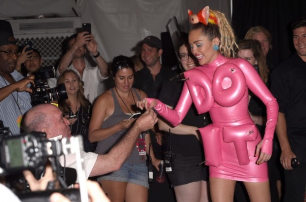 มาดู 11 แฟชั่นการแต่งตัวสุดแหวกแนวของ ‘Miley Cyrus’ แต่ละชุดหลุดโลกไปไกลมากจริงๆ