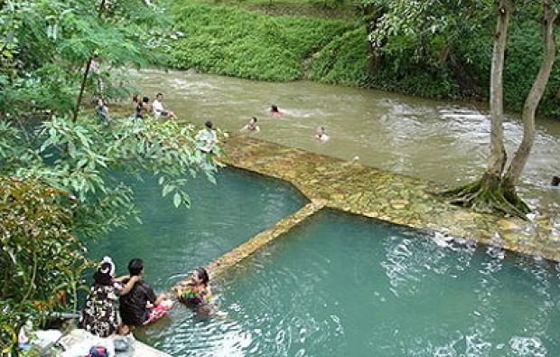 น้ำพุร้อน ติดกับ ลำธารน้ำเย็น แห่งเดียวในประเทศไทย