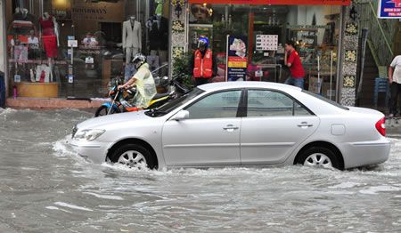 ขับรถอย่างไรเมื่อเจอน้ำท่วม?