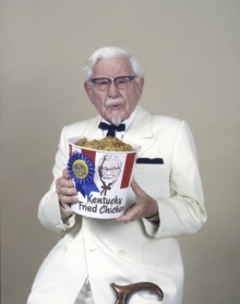 หาดูยาก!! ผู้พันแซนเดอร์ แห่ง KFC ในชุดประจำสูทขาวในทุกๆที่