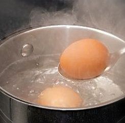 วิธีต้มไข่ ให้ปอกง่าย นุ่มอร่อย