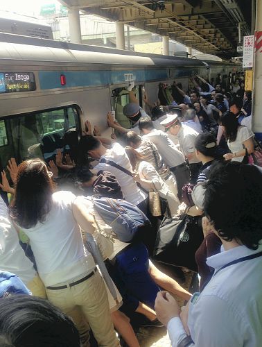 ประทับใจ ชาวญี่ปุ่นร่วมใจผลักรถไฟ 32 ตัน ช่วยผู้หญิงตกช่องว่างชานชลา