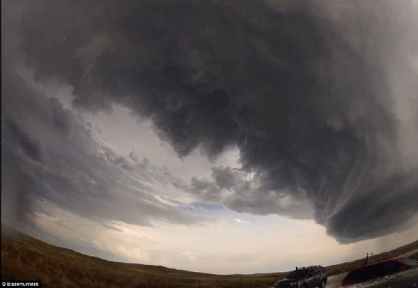 ภาพปรากฎการณ์หายาก พายุซูเปอร์เซลล์ยักษ์ก่อตัว(ชมคลิป+ภาพ) 