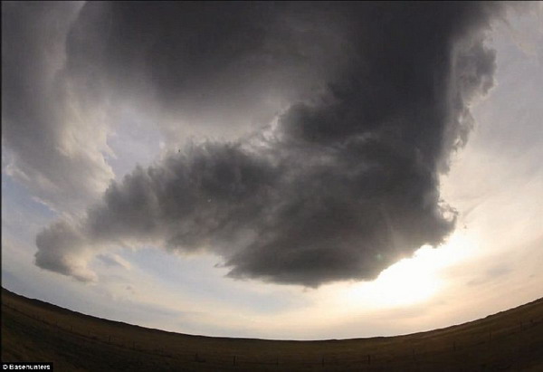 ภาพปรากฎการณ์หายาก พายุซูเปอร์เซลล์ยักษ์ก่อตัว(ชมคลิป+ภาพ) 