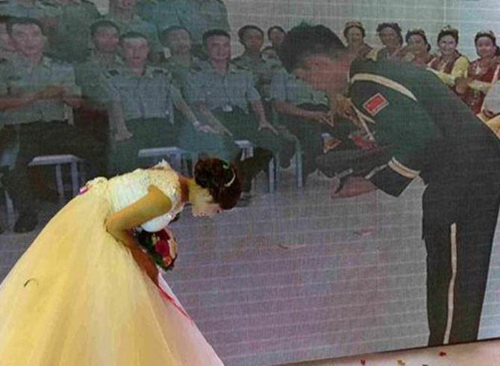 สุดซึ้ง! ทหารจีนรักชาติติดภารกิจต้องวิวาห์สาวผ่านวิดีโอ