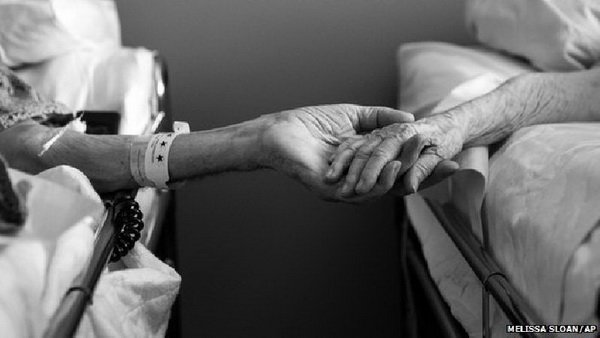 สุดซึ้ง คู่อเมริกันครองรัก 62 ปีจับมือกันก่อนสิ้นลมหายใจ