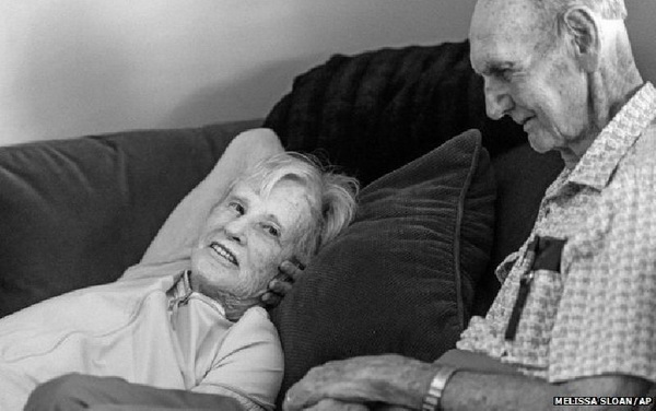 สุดซึ้ง คู่อเมริกันครองรัก 62 ปีจับมือกันก่อนสิ้นลมหายใจ