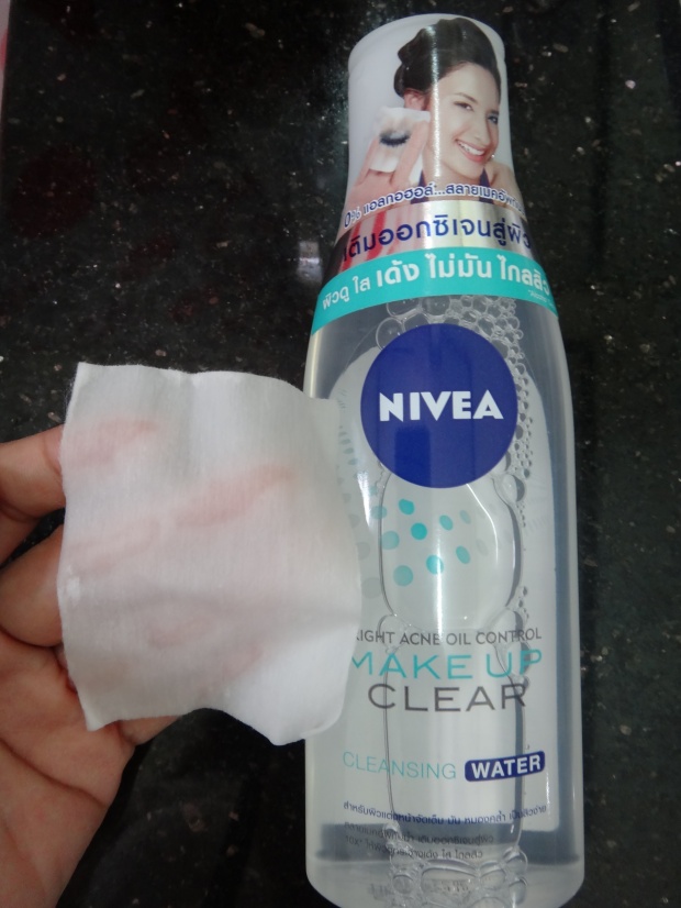 รีวิวคลีนซิ่งวอเตอร์ : NIVEA Make Up Clear Bright Acne Oil Control Cleansing Water สำหรับผิวแพ้ง่าย  