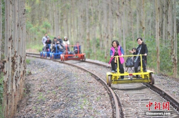 จีนเนรมิต รางรถไฟร้าง เป็นที่เที่ยวสุดโรแมนติก 