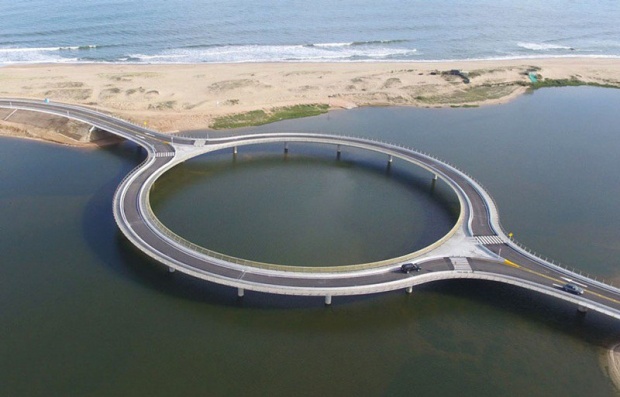 สะพานวงกลมสุดแปลกตาที่สร้างมาเพื่อให้คนขับขี่ช้าลง