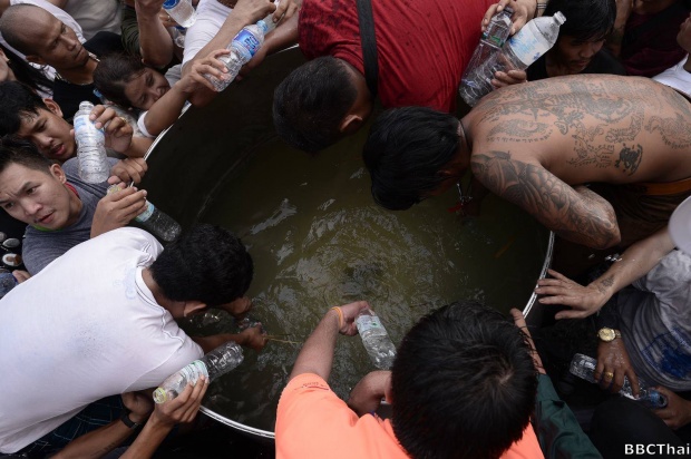 มาสัมผัสพิธีไหว้ครูหลวงพ่อเปิ่น ตำนานรอยสักเสือเผ่น