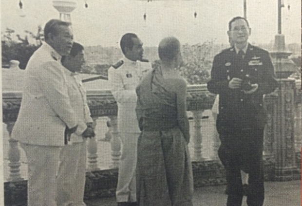 “ถ่ายรูปนี่แสงเข้าตา ไม่ได้นะโยม” เมื่อในหลวงทรงฉายภาพหลวงพ่อคูณด้วยพระองค์เอง