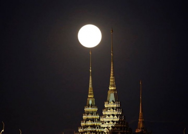  งามคลาสสิค! พระบรมหาราชวัง ในคืนวันเพ็ญ ซุปเปอร์มูน (มีคลิป)