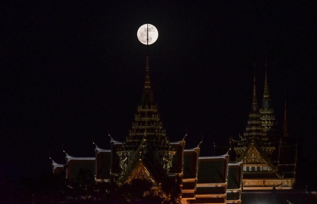  งามคลาสสิค! พระบรมหาราชวัง ในคืนวันเพ็ญ ซุปเปอร์มูน (มีคลิป)